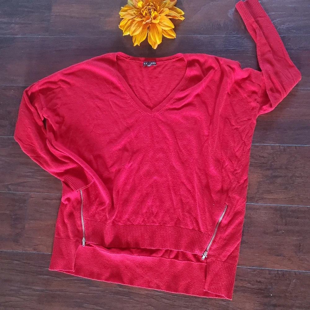 EXPRESS VNECK RED SWEATER 🧣🧣